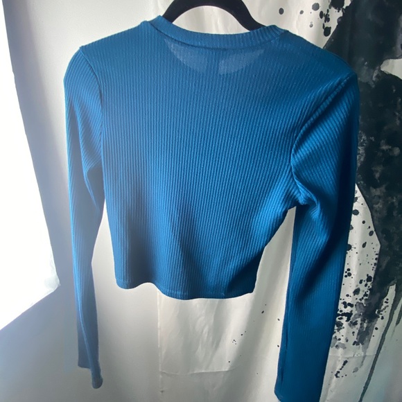 Navy blue long sleeve crop top🦋 - Picture 3 of 3